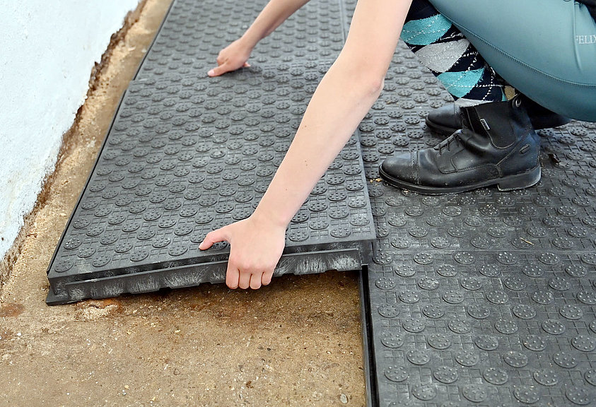 Extra easy installation of the stable mat